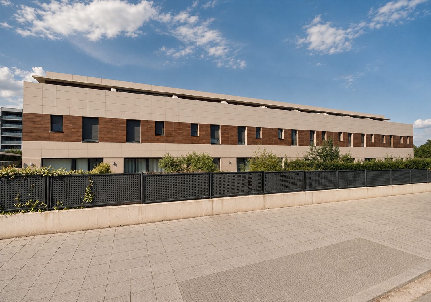 Fachada de un conjunto de viviendas adosadas terminado en Vitoria-Gasteiz