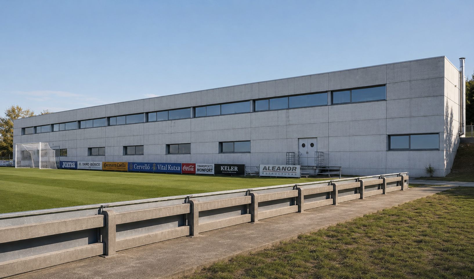 Vestuarios, oficinas y aulas de formación en las instalaciones deportivas de Olaranbe